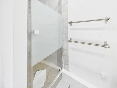 Salle de bains dans l'établissement LE SPECTACULAIRE moderne et raffiné, idéalement situé à deux pas du Palais et plages