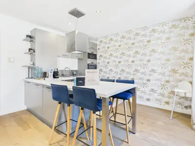 Cuisine ou kitchenette dans l'établissement LE SPECTACULAIRE moderne et raffiné, idéalement situé à deux pas du Palais et plages