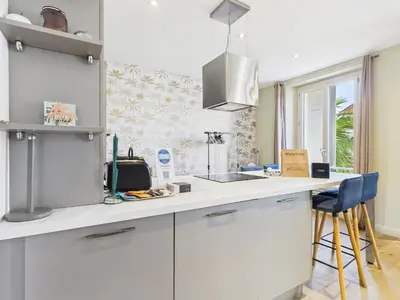Cuisine ou kitchenette dans l'établissement LE SPECTACULAIRE moderne et raffiné, idéalement situé à deux pas du Palais et plages