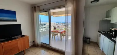 Cuisine ou kitchenette dans l'établissement Standing vue mer entre Cannes et Antibes