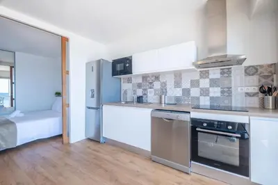 Cuisine ou kitchenette dans l'établissement SERRENDY RARE ! Superbe appartement avec vue sur la mer