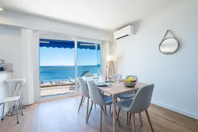 Vue générale sur la mer ou vue sur la mer prise depuis l'appartement