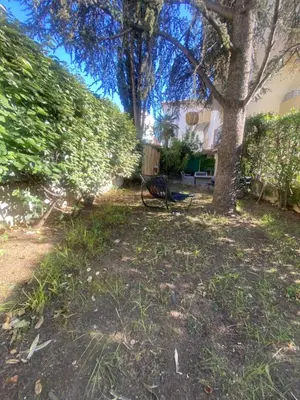 Jardin de l'établissement La Beau'M Juan Les Pins centre ville 200m de la mer terrasse et jardin