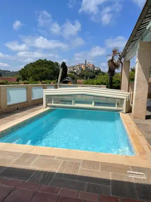 Piscine de l'établissement Maison avec piscine à Biot Antibes ou située à proximité