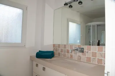 Salle de bains dans l'établissement Maison avec piscine à Biot Antibes