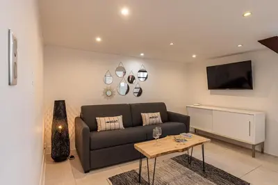 Coin salon dans l'établissement Superbe appartement en plein centre du vieil Antibes