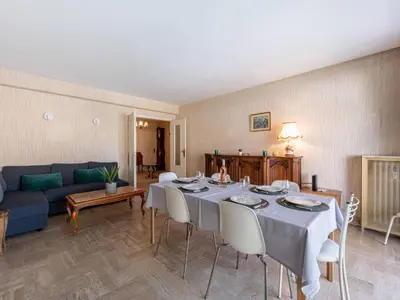 Coin salon dans l'établissement Apartment Le Valencia by Interhome