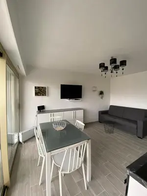 Télévision ou salle de divertissement dans l'établissement Superbe appartement rénové à neuf à 100m de la mer