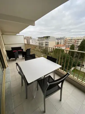 Balcon ou terrasse dans l'établissement Superbe appartement rénové à neuf à 100m de la mer