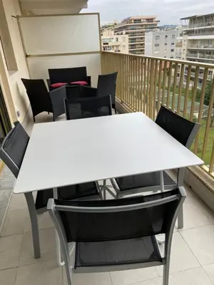 Balcon ou terrasse dans l'établissement Superbe appartement rénové à neuf à 100m de la mer