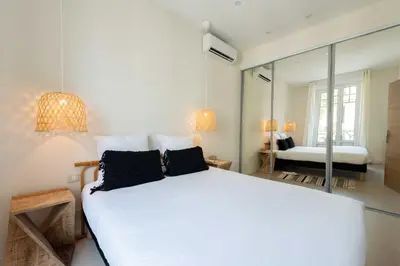 Un ou plusieurs lits dans un hébergement de l'établissement Nice apartment Juan-Les-Pins - 300m Beach