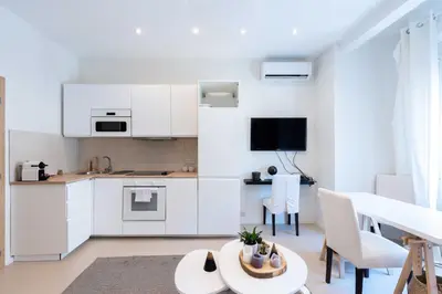 Cuisine ou kitchenette dans l'établissement Nice apartment Juan-Les-Pins - 300m Beach