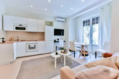 Cuisine ou kitchenette dans l'établissement Nice apartment Juan-Les-Pins - 300m Beach