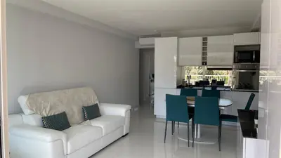 Coin salon dans l'établissement Cannes Pointe Croisette : superbe logement vue mer