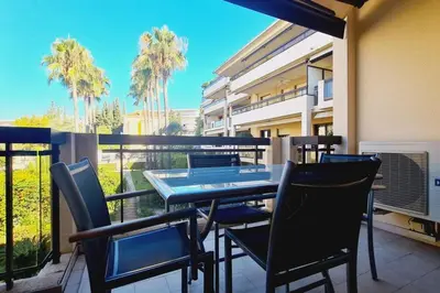 Balcon ou terrasse dans l'établissement Cannes Conseil Immo -Résidence avec piscine, appartement avec terrasse pour 4 personnes