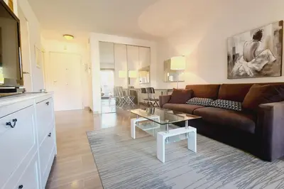 Coin salon dans l'établissement Cannes Conseil Immo -Résidence avec piscine, appartement avec terrasse pour 4 personnes