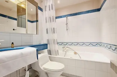Salle de bains dans l'établissement Cannes Conseil Immo -Résidence avec piscine, appartement avec terrasse pour 4 personnes