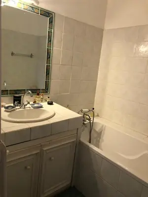 Salle de bains dans l'établissement Maison au calme avec jardin et garage proche du centre et de la mer