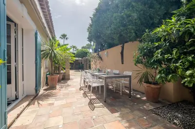 Terrasse ou espace extérieur de l'établissement Superb villa with swimming pool & sauna