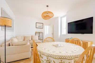 Télévision ou salle de divertissement dans l'établissement FERSEN Superb Mediterranean style apartment in heart of Old Antibes