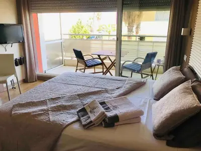 Un ou plusieurs lits dans un hébergement de l'établissement Côte d'Azur joli studio 3 étoiles , 50m plage, climatisation , parking privé