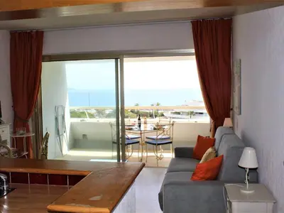 Coin salon dans l'établissement Bel Appartement 2P, Vue Mer, 4 Pers, Villeneuve-Loubet Plage - FR-1-252A-80