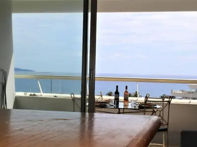 Vue générale sur la mer ou vue sur la mer prise depuis l'appartement
