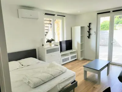 Un ou plusieurs lits dans un hébergement de l'établissement Appartement climatisé Golfe-Juan plage
