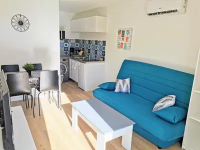 Cuisine ou kitchenette dans l'établissement Appartement climatisé Golfe-Juan plage
