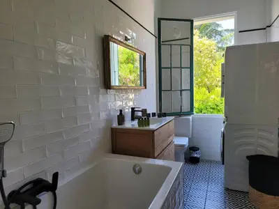 Salle de bains dans l'établissement T3 VILLA WALLER PROCHE PLAGES et CENTRE-VILLE