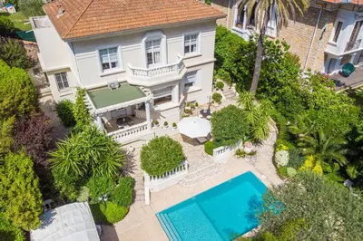 Piscine de l'établissement Cannes Luxury Rental - Belle epoque villa à louer proche centre Cannes ou située à proximité