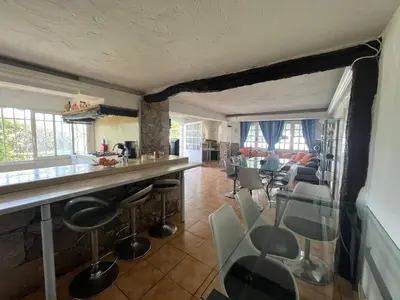 Cuisine ou kitchenette dans l'établissement Large Panoramic Villa Retreat