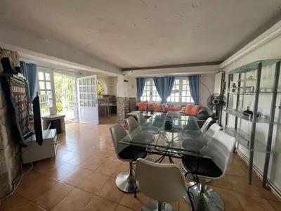 Cuisine ou kitchenette dans l'établissement Large Panoramic Villa Retreat