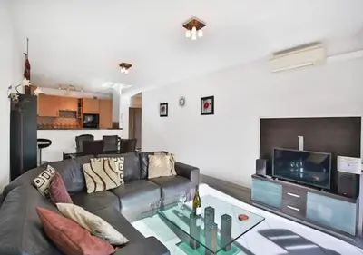 Coin salon dans l'établissement Charming Two-Bedroom Apartment with balcony and Garage by the Marina