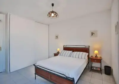 Un ou plusieurs lits dans un hébergement de l'établissement Charming Two-Bedroom Apartment with balcony and Garage by the Marina