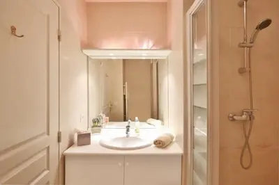 Salle de bains dans l'établissement Charming Two-Bedroom Apartment with balcony and Garage by the Marina