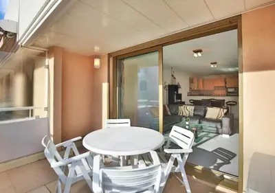 Cuisine ou kitchenette dans l'établissement Charming Two-Bedroom Apartment with balcony and Garage by the Marina
