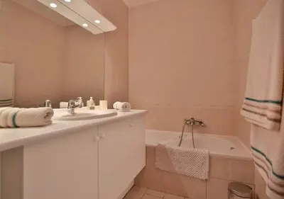 Salle de bains dans l'établissement Charming Two-Bedroom Apartment with balcony and Garage by the Marina