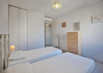 Un ou plusieurs lits dans un hébergement de l'établissement Charming Two-Bedroom Apartment with balcony and Garage by the Marina