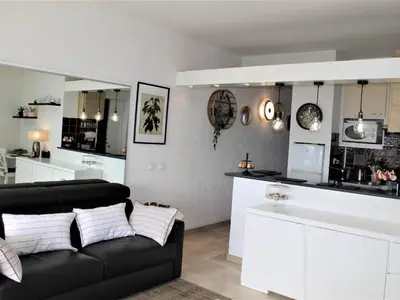 Cuisine ou kitchenette dans l'établissement Appartement Contemporain, 4 Couchages, Climatisé avec Parking - FR-1-252A-82