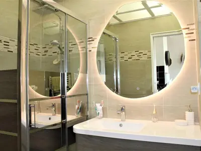 Salle de bains dans l'établissement Appartement Contemporain, 4 Couchages, Climatisé avec Parking - FR-1-252A-82