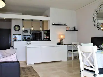 Coin salon dans l'établissement Appartement Contemporain, 4 Couchages, Climatisé avec Parking - FR-1-252A-82