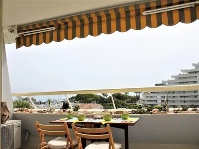 Balcon ou terrasse dans l'établissement Appartement Contemporain, 4 Couchages, Climatisé avec Parking - FR-1-252A-82