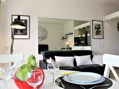 Coin salon dans l'établissement Appartement Contemporain, 4 Couchages, Climatisé avec Parking - FR-1-252A-82