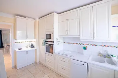 Cuisine ou kitchenette dans l'établissement Cannes Elegance – Balcony & Quiet Near Shops