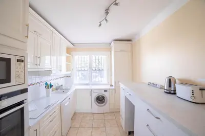 Cuisine ou kitchenette dans l'établissement Cannes Elegance – Balcony & Quiet Near Shops