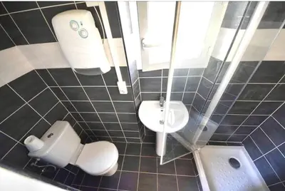 Salle de bains dans l'établissement Appartement WHITE DESIGN Proche Cannes