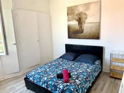 Un ou plusieurs lits dans un hébergement de l'établissement Appartement WHITE DESIGN Proche Cannes