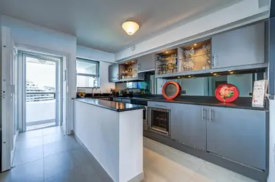 Cuisine ou kitchenette dans l'établissement SUNNY