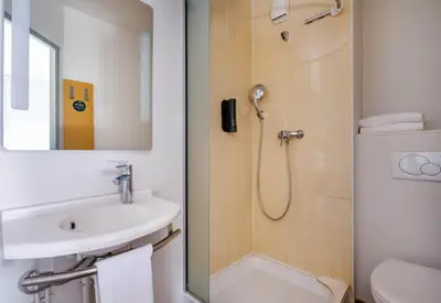 Salle de bains dans l'établissement B&B HOTEL Antibes Sophia Le Relais